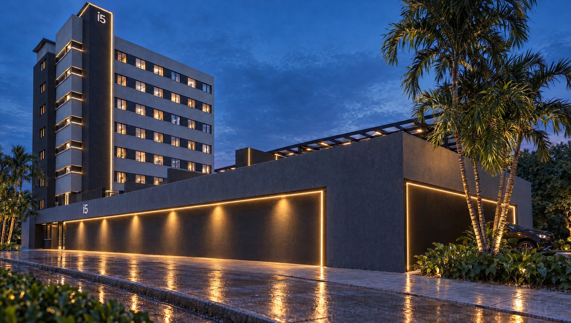 Fachada à noite, mais perto — O embasamento e a iluminação da garagem.