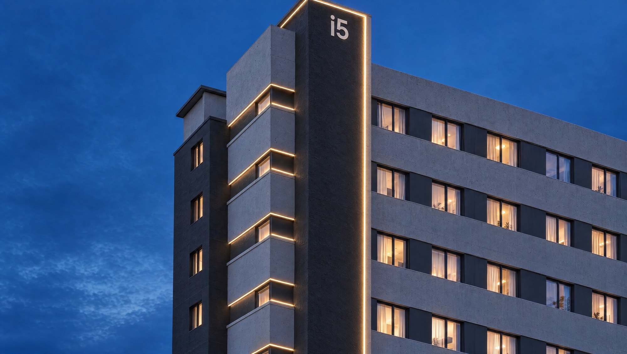 Torre, detalhe — A marca i5 e os frisos de luz à noite.